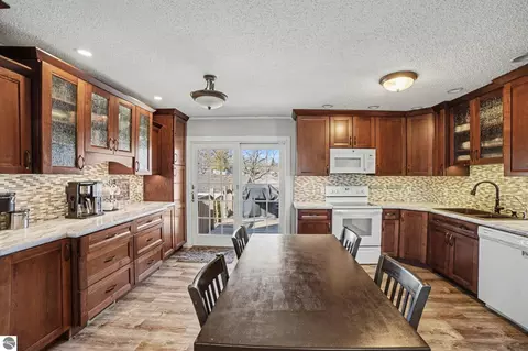 Kitchen - 898 Riverview, Alma, MI 48801 photo 2 of 2
