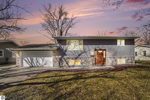 898 Riverview, Alma, MI 48801