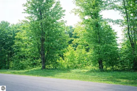 8886 Cedar Creek Dr, Petoskey, MI 49770