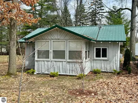 130 Edgewood Dr, Prudenville, MI 48651
