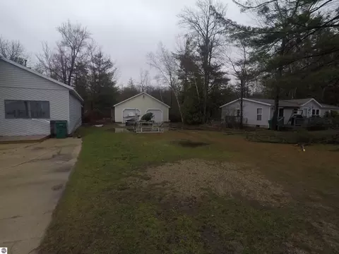 900 E Lake Mitchell Dr, Cadillac, MI 49601