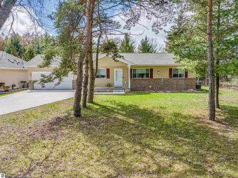 418 W River Park Dr, West Branch, MI 48661