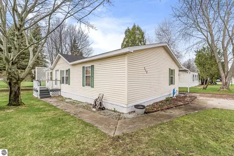 712 Pheasant Blvd, Cadillac, MI 49601