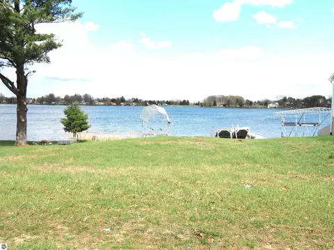 1062 Castle Dr, Lake Isabella, MI 48893