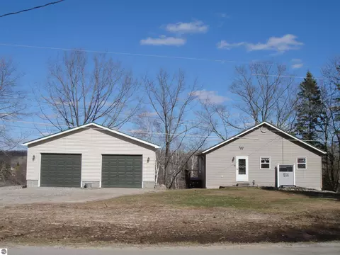 100 Lakeview Dr, Hale, MI 48739