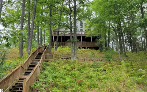 4500 Woodridge Dr, Hale, MI 48739