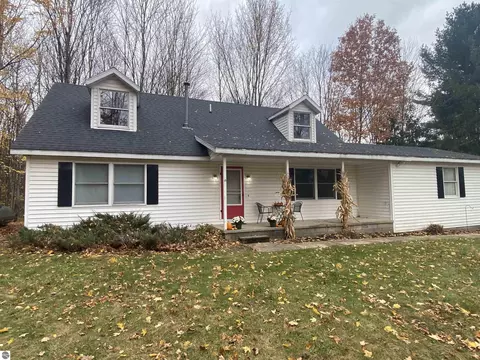 12134 Jonathon Dr, Rapid City, MI 49676