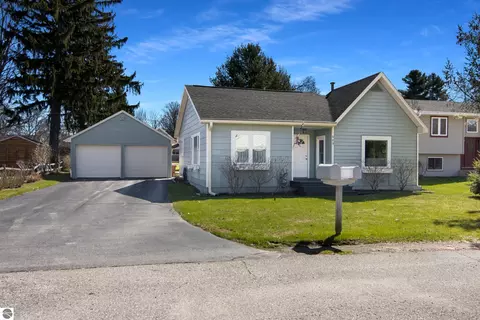 609 Spruce St, Elk Rapids, MI 49629