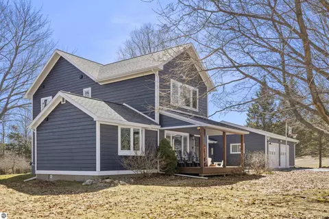 4457 Maidens Rd, Onekama, MI 49675
