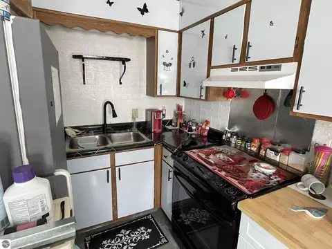 Kitchen - 3557 Coveview Dr, Lupton, MI 48635 photo 3 of 4