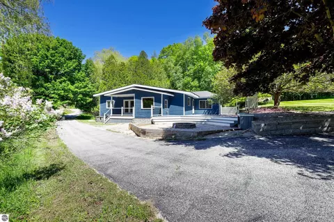 777 Pilgrim Hwy, Frankfort, MI 49635