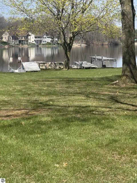 1245 Clubhouse Dr, Lake Isabella, MI 48893