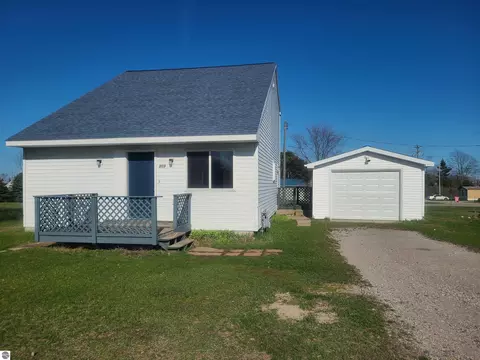 209 N 2nd St, Oscoda, MI 48750