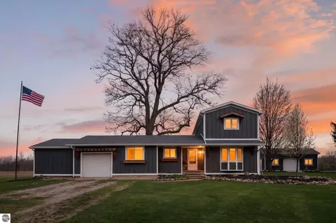 6410 W Madison Rd, Alma, MI 48801