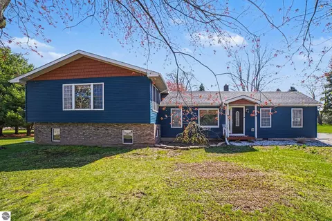 7818 N Luce Rd, Alma, MI 48801
