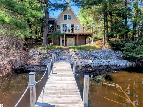 724 Lynn Dr, Roscommon, MI 48653