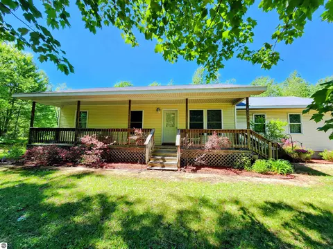 10097 Valley Park Dr, Mancelona, MI 49659