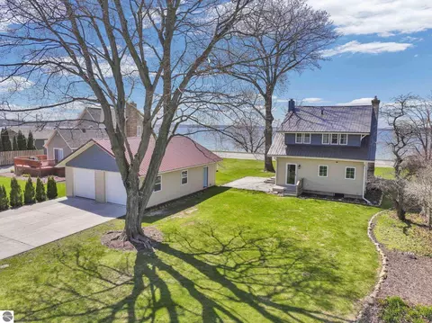 407 S Lakeshore Dr, Lake City, MI 49651
