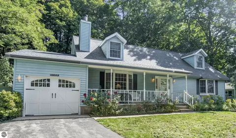 11332 Peninsula Dr, Traverse City, MI 49686