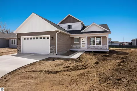 2102 Cottonwood Ave, Grawn, MI 49637