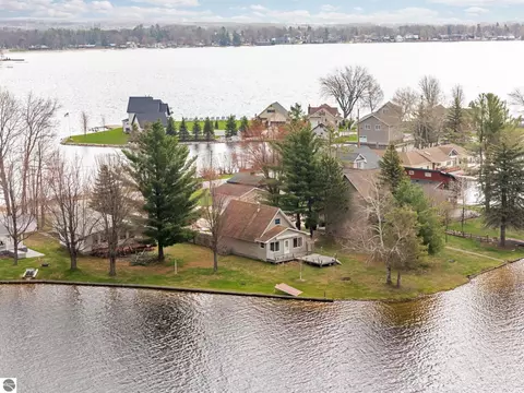 7049 W White Birch Ave, Lake City, MI 49651