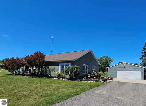 5557 E Pleasant Valley Rd, Shepherd, MI 48883