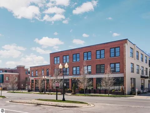 86 Washington Ave #211, Manistee, MI 49660