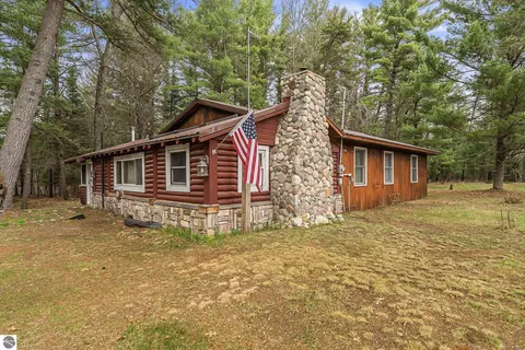 9890 SE Angel Rd, Fife Lake, MI 49633