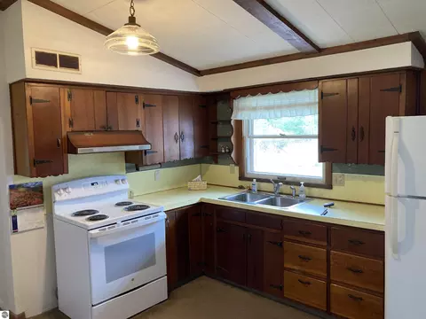 Kitchen - 5240 Sumac Trl, Lupton, MI 48635 photo 2 of 2