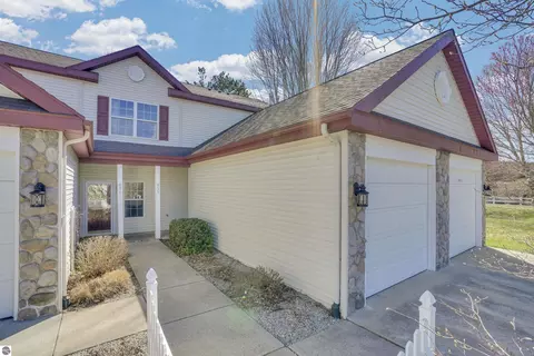 895 Meadowview Ct, Cadillac, MI 49601