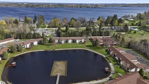 221 Wildwood Dr, Cadillac, MI 49601