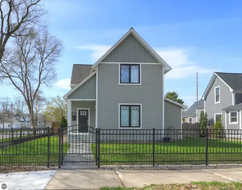 303 W Eleventh St, Traverse City, MI 49684