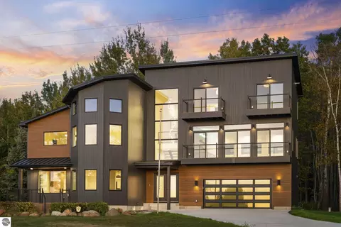 10191 Peninsula Dr, Traverse City, MI 49686