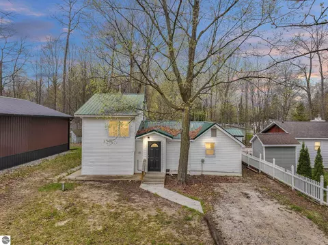 1916 S Rose Ave, Lake City, MI 49651