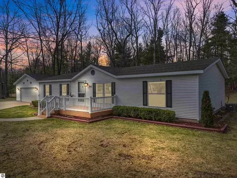 202 Forestville Rd, Houghton Lake, MI 48629
