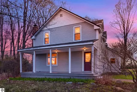 7945 Cherry Ave, Rapid City, MI 49676