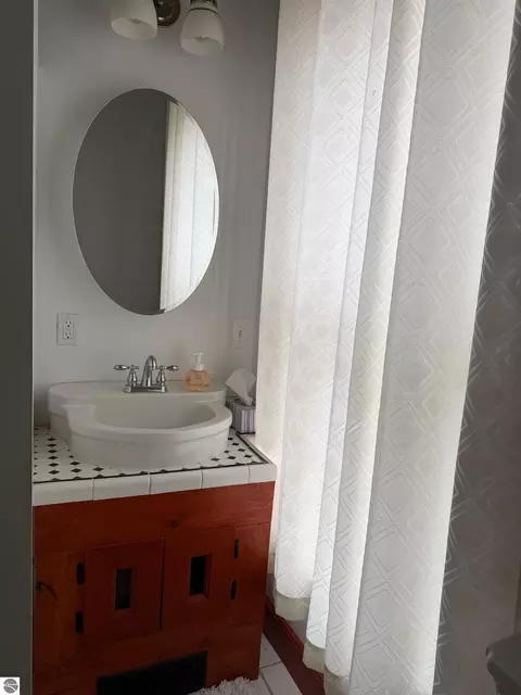 Bath - 323 W Wright Ave, Shepherd, MI 48883 photo 2 of 5