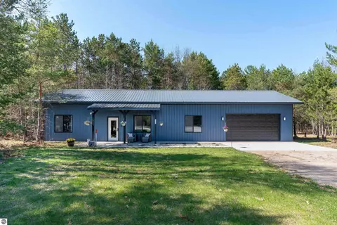 7980 Springwater Dr, Rapid City, MI 49676