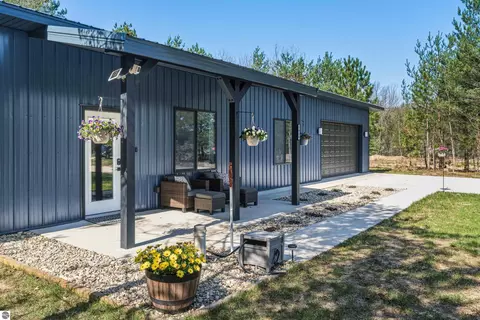 7980 Springwater Dr, Rapid City, MI 49676