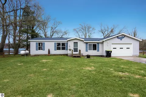 206 Autumn Rd, Cadillac, MI 49601
