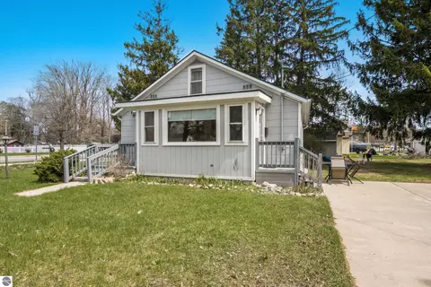 602 E Cayuga St, Bellaire, MI 49615