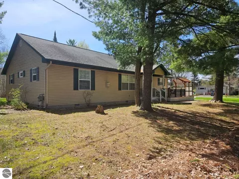 301 S 6th St, Roscommon, MI 48653