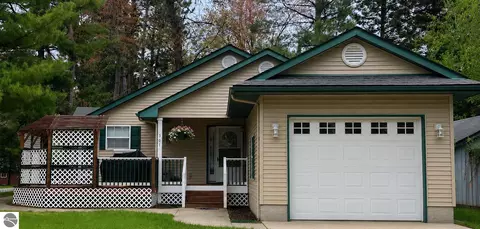 301 S 6th St, Roscommon, MI 48653
