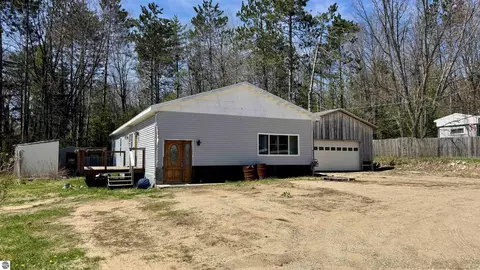 5960 S Seeley Rd, Cadillac, MI 49601