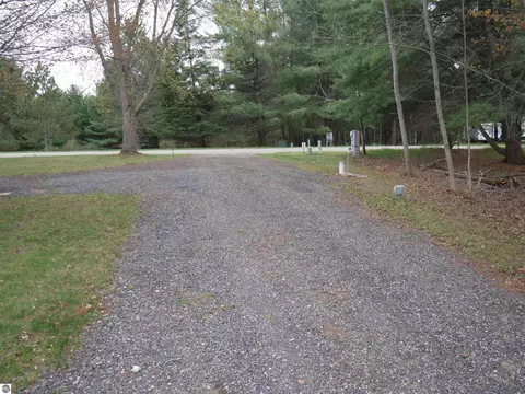 5106 Queens Way, Gladwin, MI 48624 photo 8