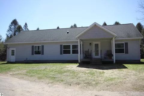 1177 Railroad Trl, Beulah, MI 49617
