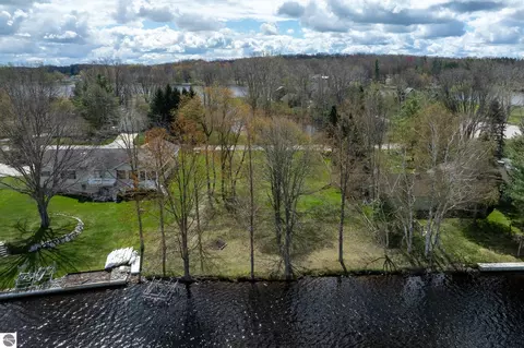 1286 Queensway Dr, Lake Isabella, MI 48893