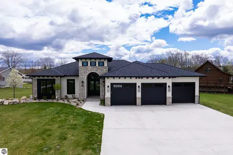 1083 Bundy Dr, Lake Isabella, MI 48893