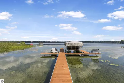 4923 Lakeview Dr, Interlochen, MI 49643