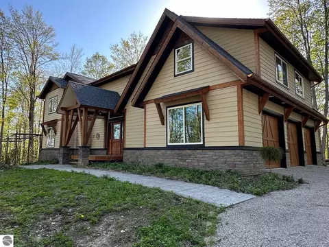 7058 Shade Tree Ln, Traverse City, MI 49685